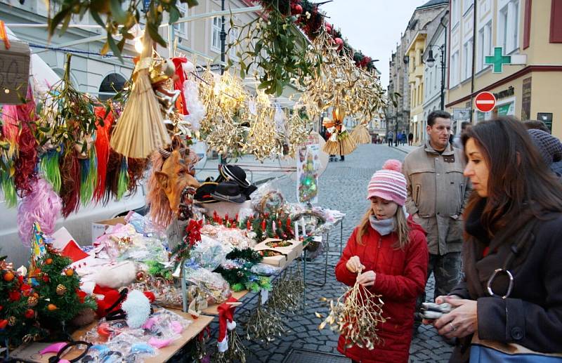 Stánky nabízely tradiční adventní sortiment i pouťová srdce a další drobnosti