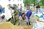 Rok 2002: záplavy v našem regionu na Chomutovce a následná humanitární pomoc od lidí z okresu Louny, proudící do celé ČR.