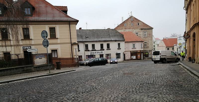 Dolní část ulice Volyňských Čechů před budovou hlavní pošty v Žatci.