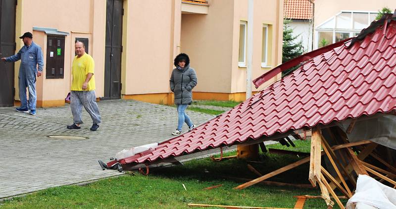 Ve Vroutku na Podbořansku odnesl vítr střechu jednoho z bytových domů.