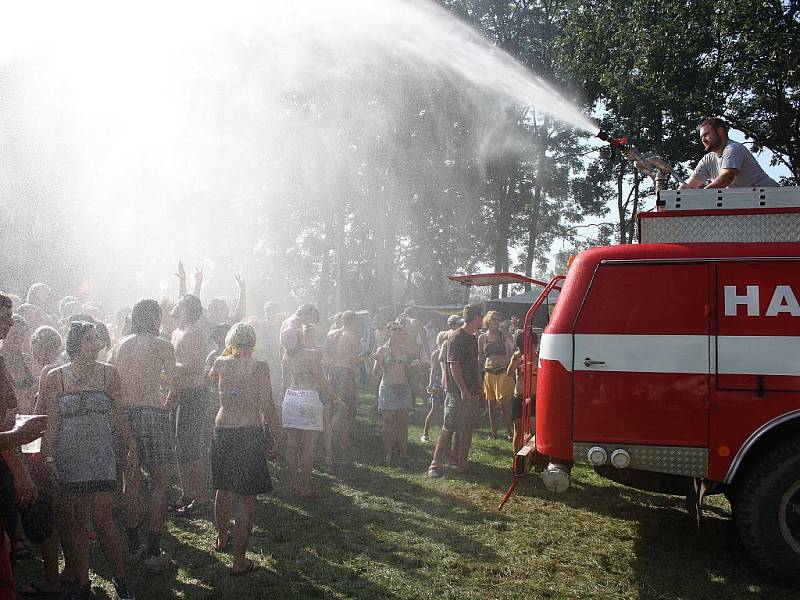 Za osvěžení v extrémním vedru byli návštěvníci v pátek hasičům pořádně vděční