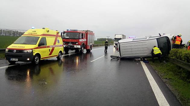Dopravní nehoda u Toužetína zkomplikovala dopravu. Dodávka skončila na bok
