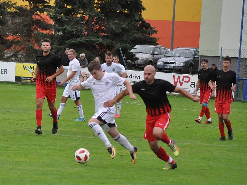 Dobroměřice (v bílém) deklasovali svého soupeře sedmi brankami z nichž hned pět dal nezadržitelný Ondřej Matyáš.