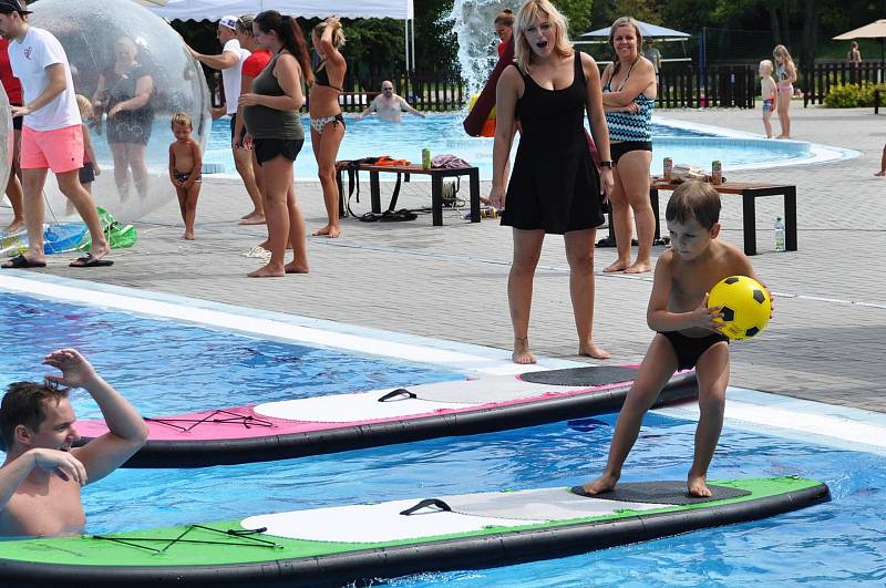 Rozloučení s dvouměsíčním volnem školáků na lounském koupališti.