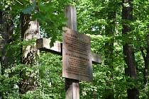 Postoloprtský masakr Němců v červnu 1945 připomíná v někdejší levonické bažantnici dřevěný kříž s kovovou deskou a nápisem.