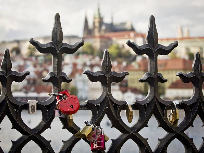 Milenci si vybírají romantická místa. Ta s výhledem na Pražský hrad jsou hodně oblíbená