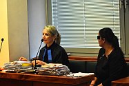 Žena v černém se u ústeckého krajského soudu zpovídá z údajného týrání dětí v rodinném domě na Lounsku, na snímku s advokátkou