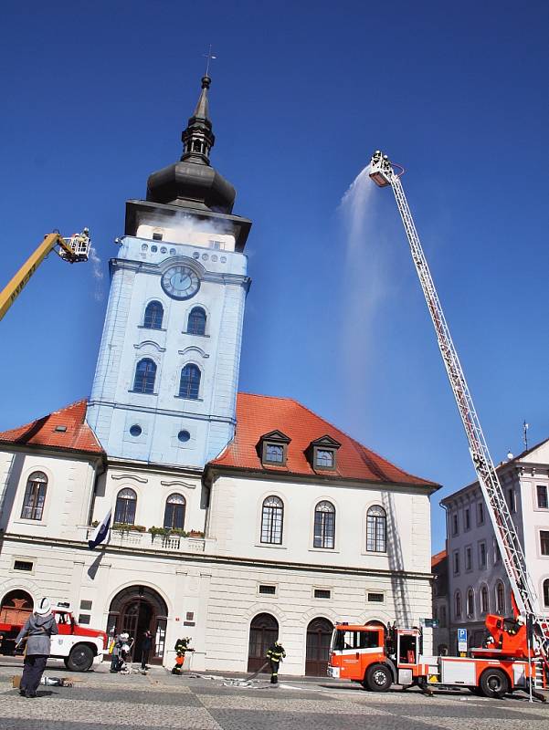 Hasiči zasahují u simulovaného požáru žatecké radnice