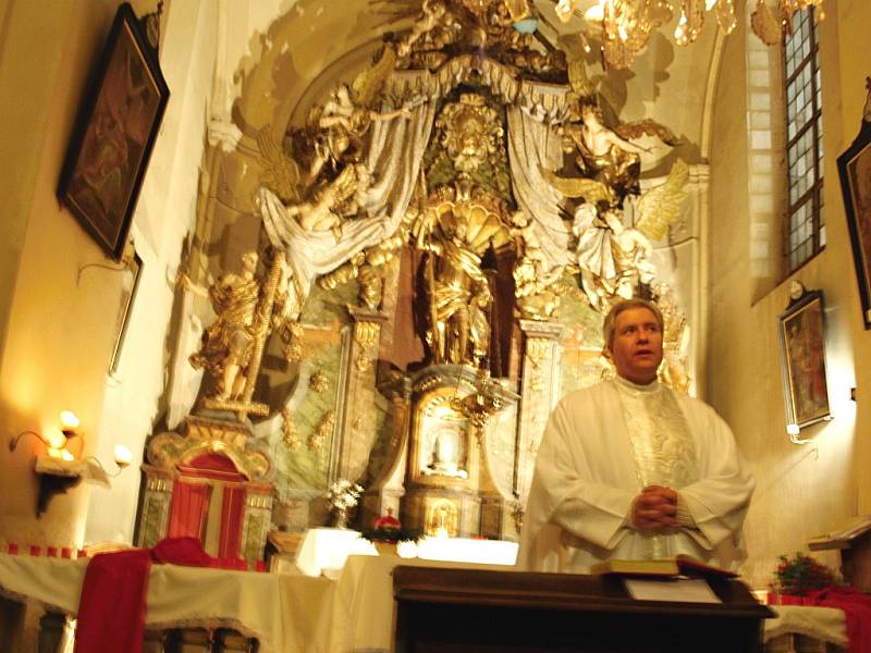 Farář Vilém Marek Štěpán při sváteční mši ve Velké Černoci.