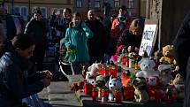 Stovky lidí dorazily v neděli 24. února 2019 po poledni na lounské Mírové náměstí rozloučit se s tříletým Marečkem, který na následky týrání zemřel 16. února.