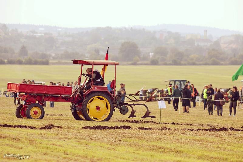 U Podbořan v sobotu proběhlo mistrovství ČR v orbě. Účastníci soutěžili na dobových i historických traktorech.