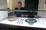 Archeoolog žateckého muzea Petr Holodňák u výstavky keltského pokladu. Vpravo je bronzová nádoba – teglia.