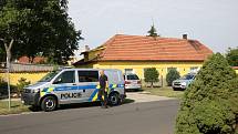 Po sedmi letech od zmizení Jany Paurové ze Slavětína pátrají policisté opět v jejím domě a okolí. Akci je přítomen také manžel Pavel Paur (v oranžovém tričku).