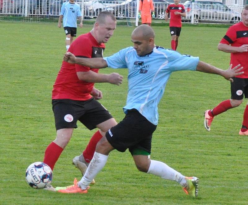 Domoušice (v červeném) jsou v úvodu sezony k nezastavení. Doma porazily Vilémov 2:0.