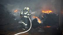 Hasiči likvidují požár granulátu ve společnosti Hargo.