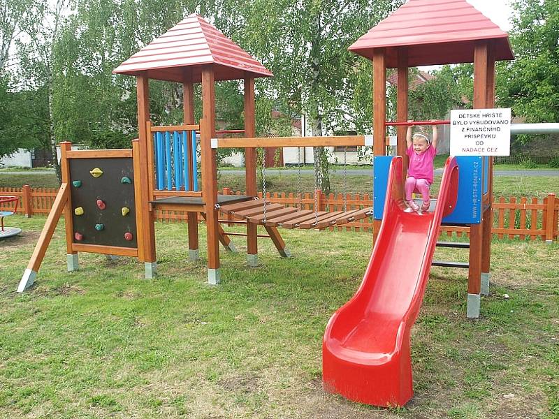 Jako první si všechny herní prvky na novém dětském hřišti v Hnojnicích vyzkoušela tříletá Nellinka Šílová