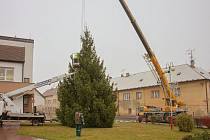 Na náměstí v Kryrech už stojí vánoční strom.
