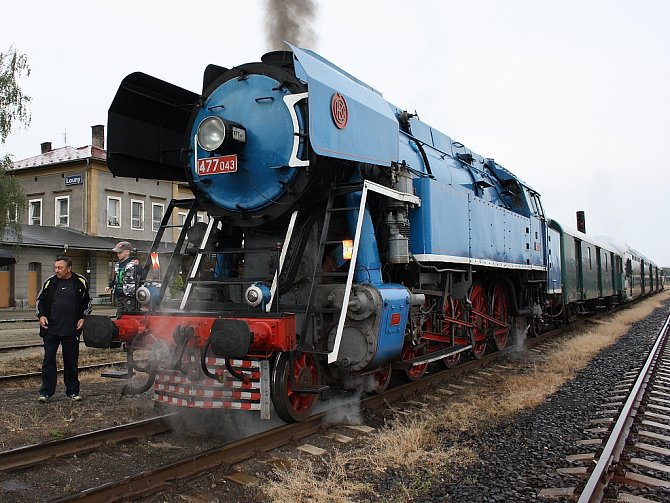 Speciální vlak s parní lokomotivou, přezdívanou Papoušek