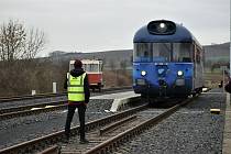 Společnost AŽD testovala autonomní vlak na Švestkové dráze v Libčevsi na Lounsku.