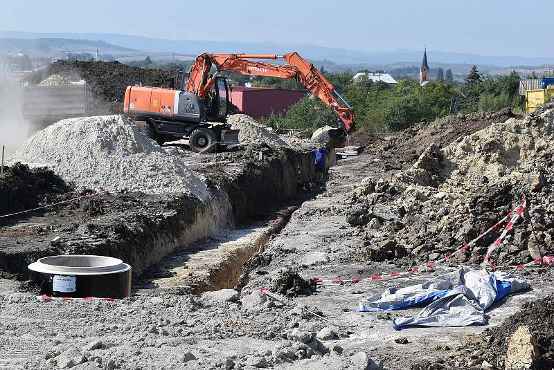 V lokalitě Na Lišce v Podbořanech vzniknou stavební parcely. V současné době se tam pokládá kanalizace.