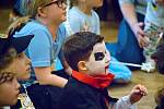 Na karnevalu v Kryrech se děti v maskách dobře bavily.