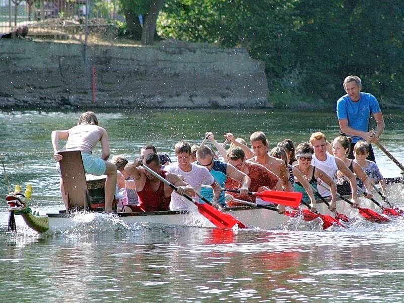 Letní lounské vábení 2015. Závody dračích lodí na Ohři.