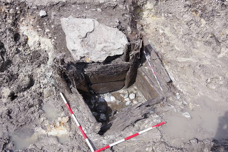 Archeologové objevili u Liběšovic na Podbořansku nejstarší studnu v kraji. Pochází z druhé poloviny 7. století.