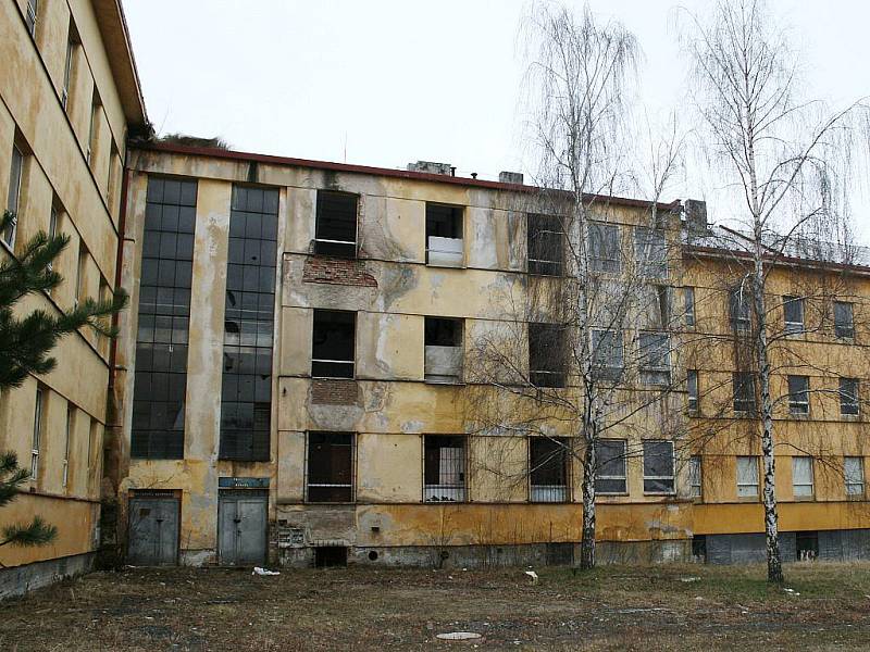 Chátrající bývalé štábní budovy v Zahradním městě v Lounech