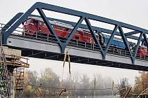O zatěžkávací zkoušku na novém mostě přes Ohři na trati Žatec - Plzeň se postaraly lokomotivy Sergej.
