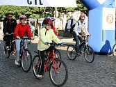 Cyklisté dorážejí do cíle v centru Loun při tradiční humanitární sportovní akci Běh naděje