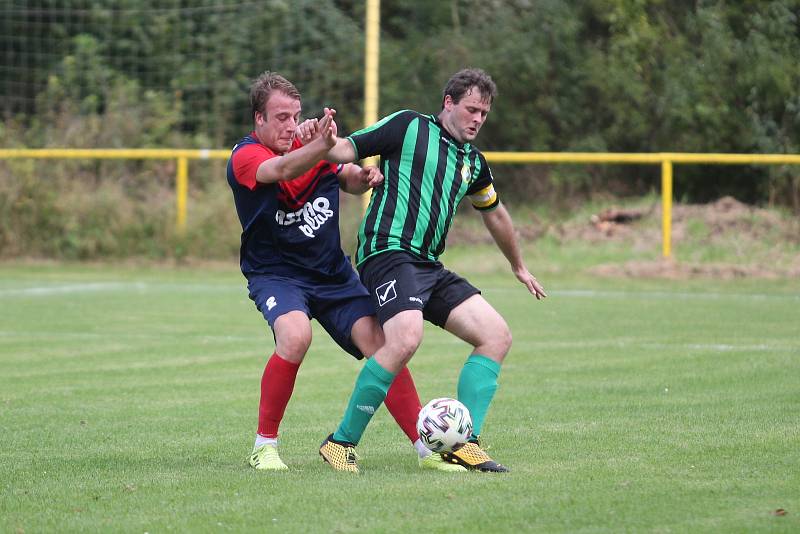 Fotbalisté Chlumčan (v modro-červeném) doma padli 1:4 s Osekem.