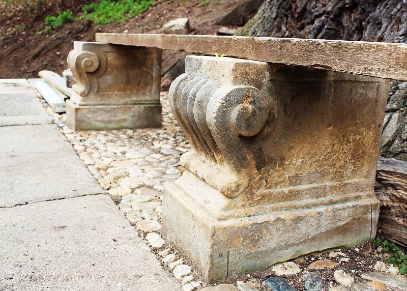 Krásnodvorský zámecký park. Opravovaná kamenná lavička.