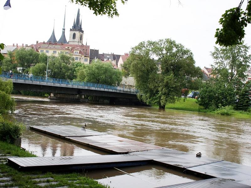 Rozvodněná Ohře v Lounech 4. 6. 2013. Pohled na most Veslařů