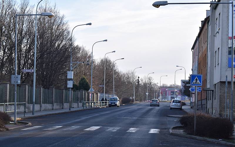 V Lounech se od nového roku začalo s měřením rychlosti aut radarem. Jedno z míst je v ulici 28. října v blízkosti ZŠ a MŠ Kpt. Otakara Jaroše.
