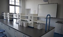 Žatecké gymnázium má moderní laboratoře biologie a fyziky.