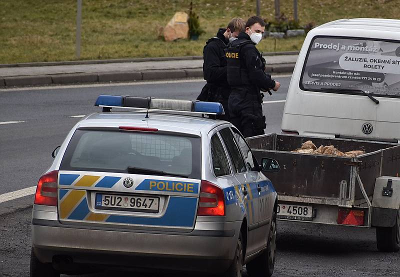 V Žiželicích občas stojí policie a kontroluje projíždějící auta.