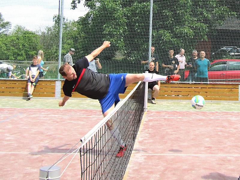 Nohejbalisté při tradičním červencovém turnaji v Blatně u Podbořan.