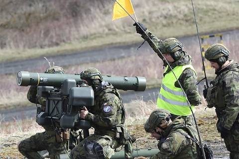 Cvičení českých a slovenských vojáků na Doupově. Hlavní pozornost je během cvičení Tobruq Arrows 2023 zaměřena na sestřelování dronů.