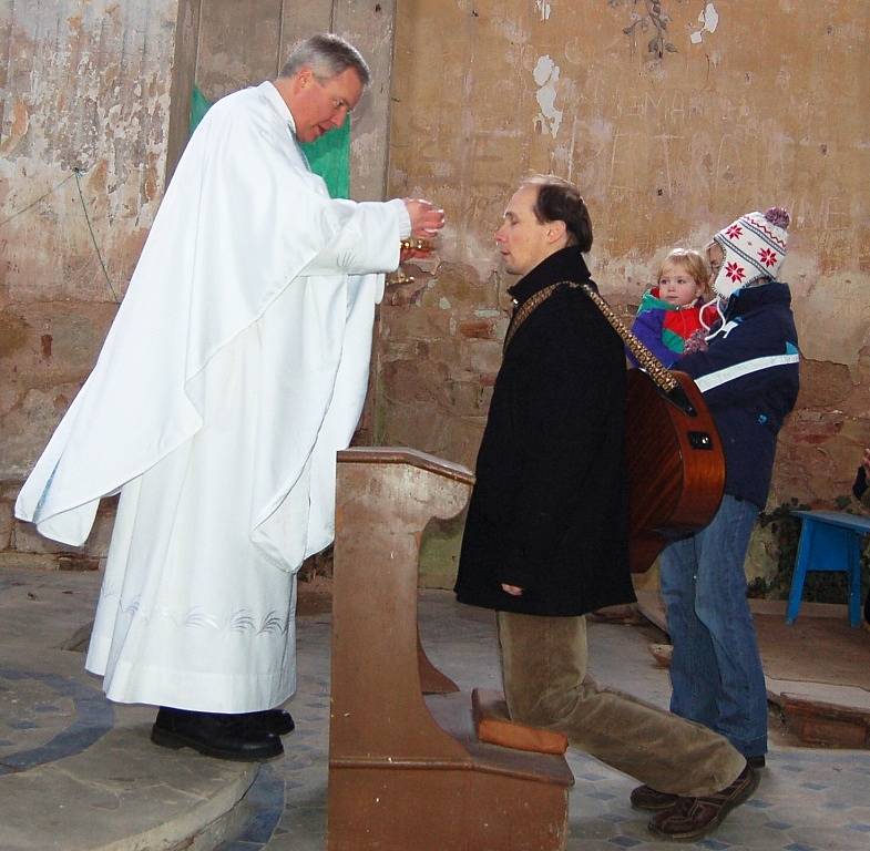 Farář Vilém Marek Štěpán sloužil slavnostní mši ve zdevastovaném kostele v Siřemi