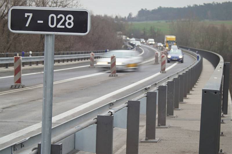 Most přes Bakovský potok u Kutrovic mezi Prahou a Louny prošel několikaměsíční rekonstrukcí. V místě se vytvářely kolony aut.