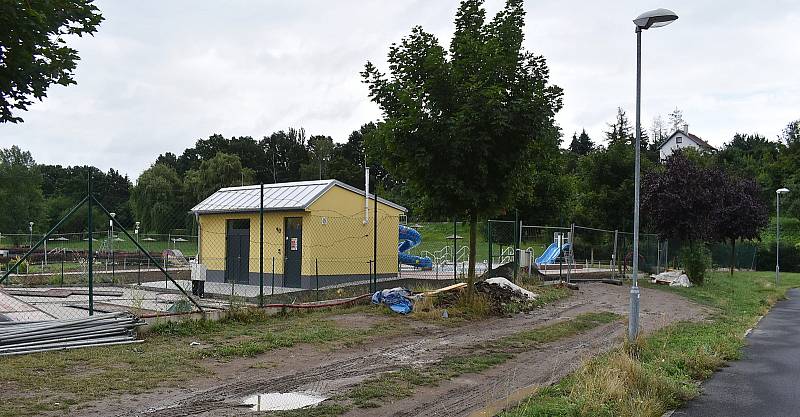 Na koupališti vyrostl nový bazén pro děti s klouzačkami a malým tobogánem. Plot areálu se posune o několik metrů směrem k asfaltové in-line dráze na sousedním sportovišti, vznikne tak prostor pro umístění nových hracích prvků na koupališti.