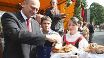 Chlebem a solí místní lidé podle starověké tradice přivítali ministra zemědělství Petra Gandaloviče.