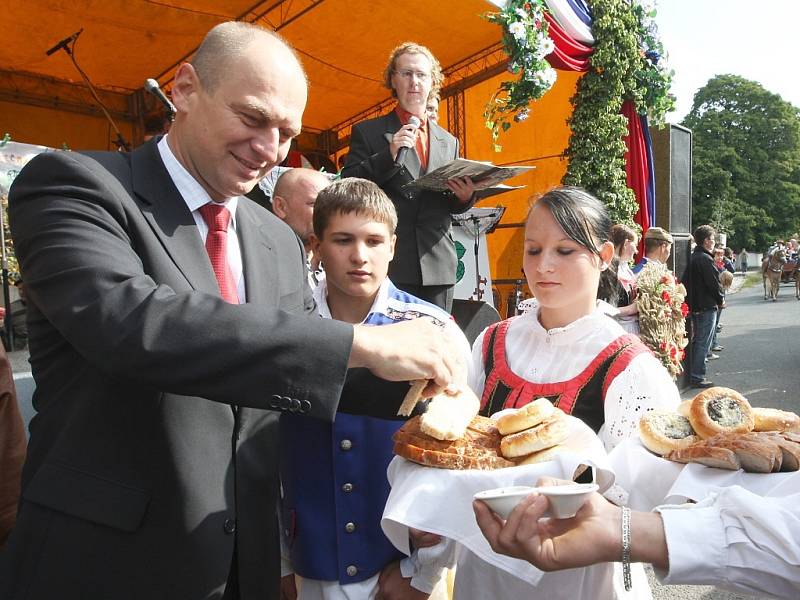 Chlebem a solí místní lidé podle starověké tradice přivítali ministra zemědělství Petra Gandaloviče.