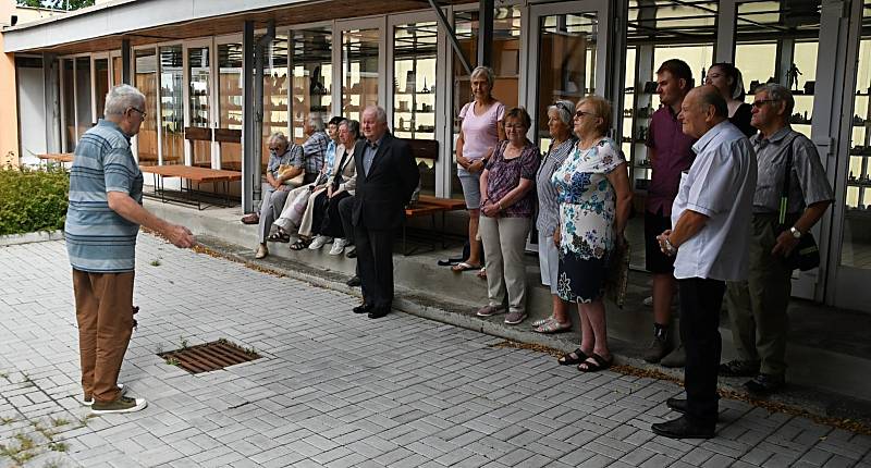 V Lounech se v pondělí 1. srpna vzpomínalo na 110. výročí narození Otakara Jaroše. Nejdříve byla položena kytka u pamětní desky v areálu ZŠ a MŚ Kpt. Otakara Jaroše a pak u rodného domu.