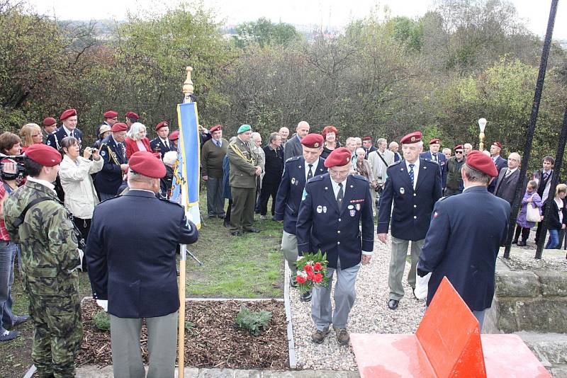 Pietní setkání k 70. výročí smrti tří sovětských výsadkářů na Mělcích u Loun