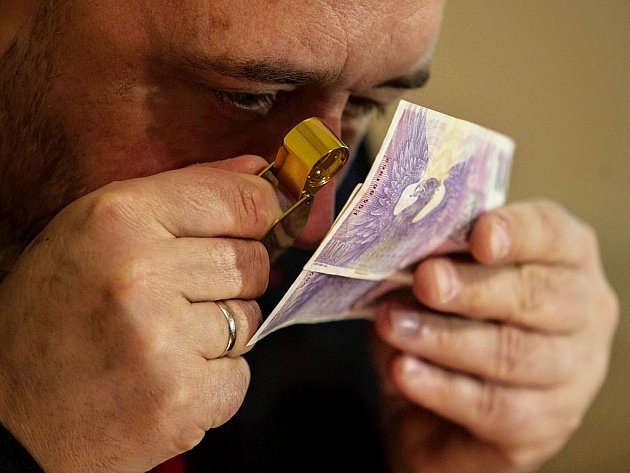 Falešnou bankovku z popelnice chtěl muž vyměnit ve směnárně na Vysočině
