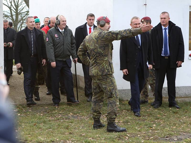 Prezident Miloš Zeman se setkal s vojáky ze žatecké 4. brigády rychlého nasazení na střelnici ve Vršovicích u Loun