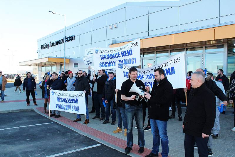 Odboráři z Nexen Tire v úterý 8. března demonstrovali před továrnou. Žádají podepsání kolektivní smlouvy a vyšší mzdy