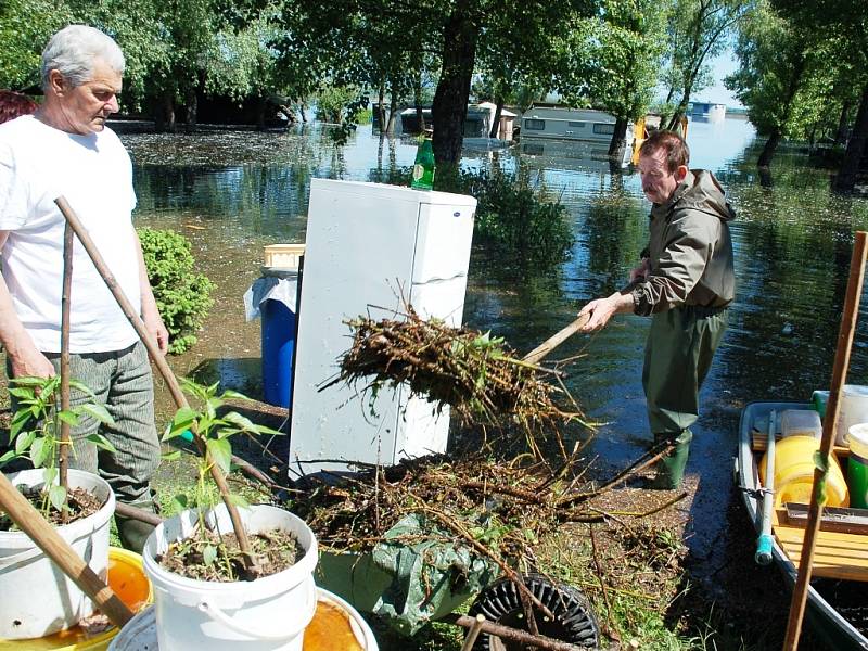 Části kempu U Hráze na Nechranické přehradě jsou pod vodou