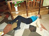 Žena leží na zemi v lounské restauraci U Tří Lip a odmítá vstát.